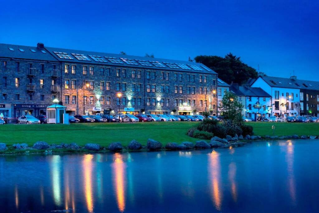 Clew Bay Balcony Views - Westport Quay Apt Appartamento Esterno foto