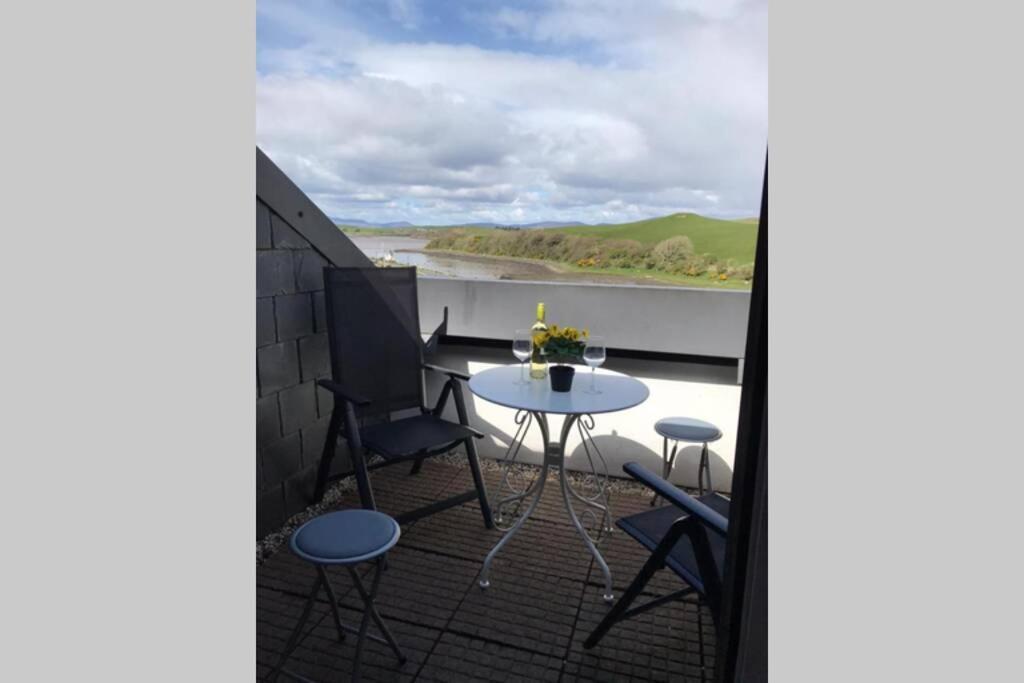 Clew Bay Balcony Views - Westport Quay Apt Appartamento Esterno foto