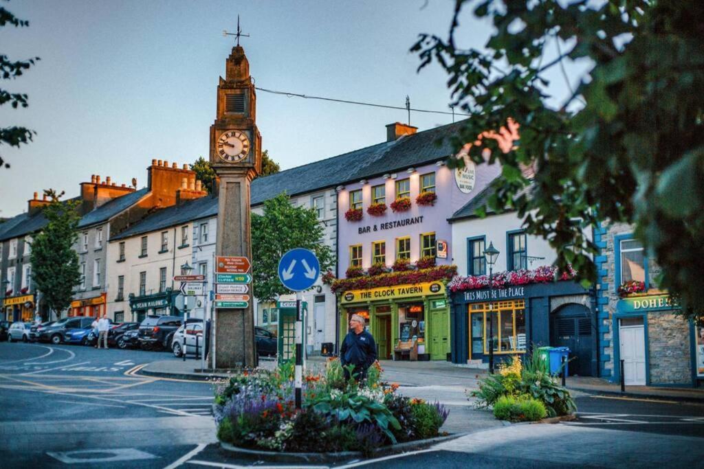 Clew Bay Balcony Views - Westport Quay Apt Appartamento Esterno foto