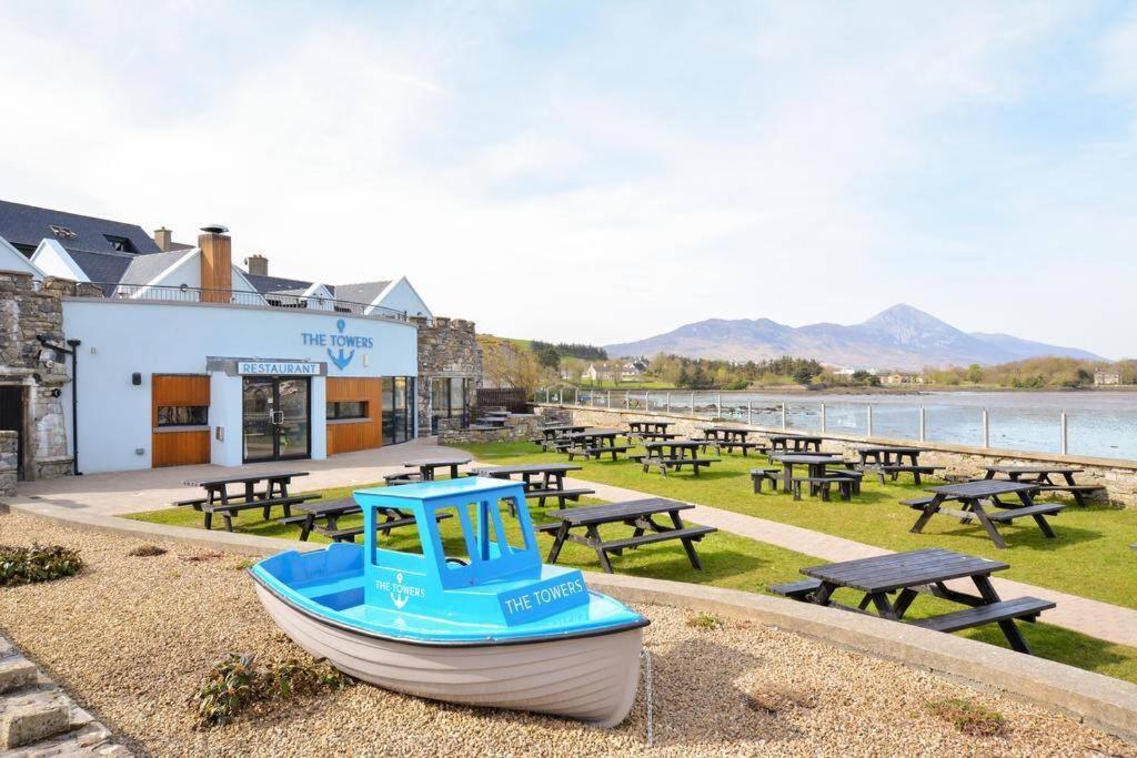 Clew Bay Balcony Views - Westport Quay Apt Appartamento Esterno foto